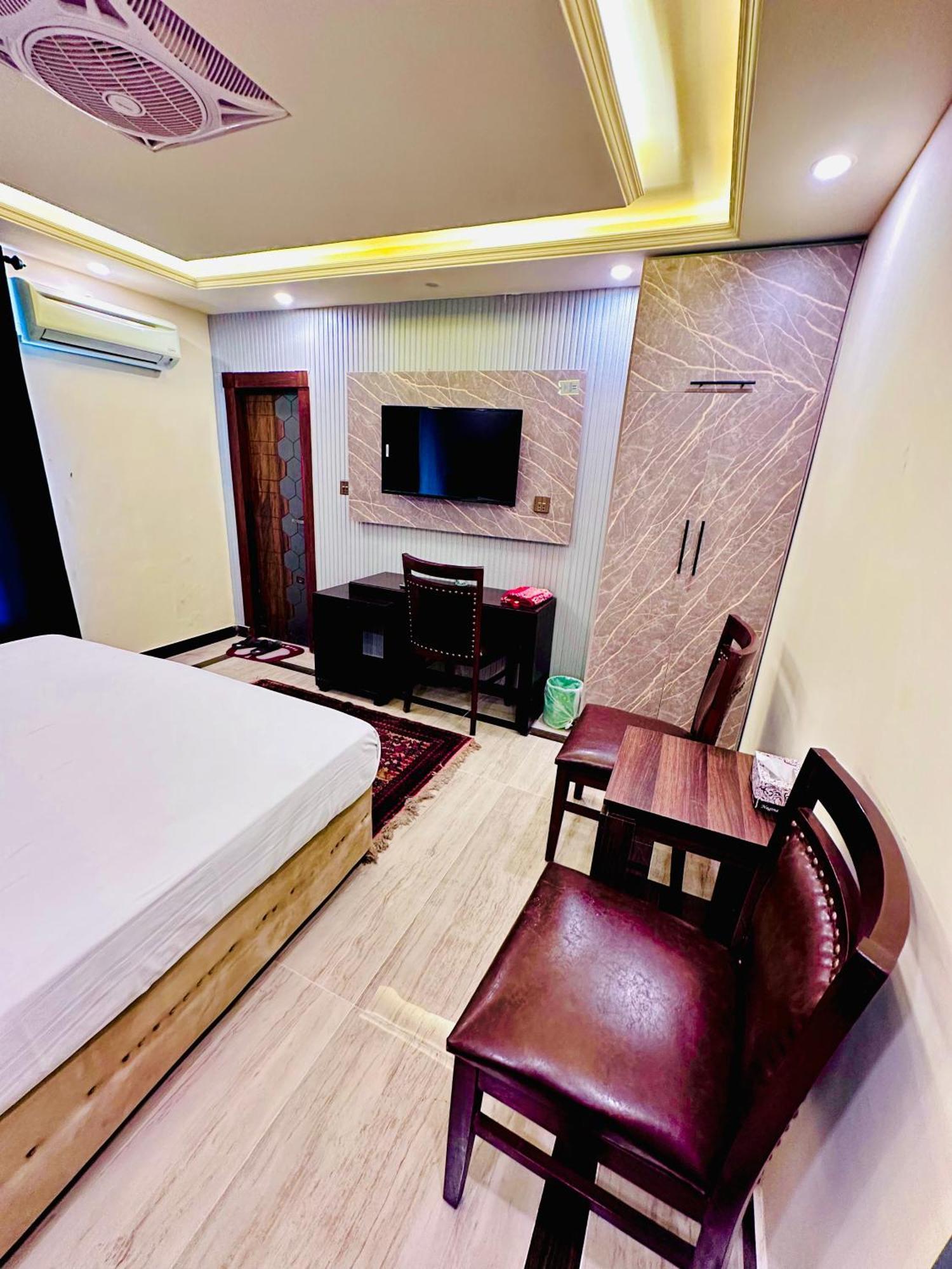 Blue Moon Continental Hotel Islamabad Bagian luar foto