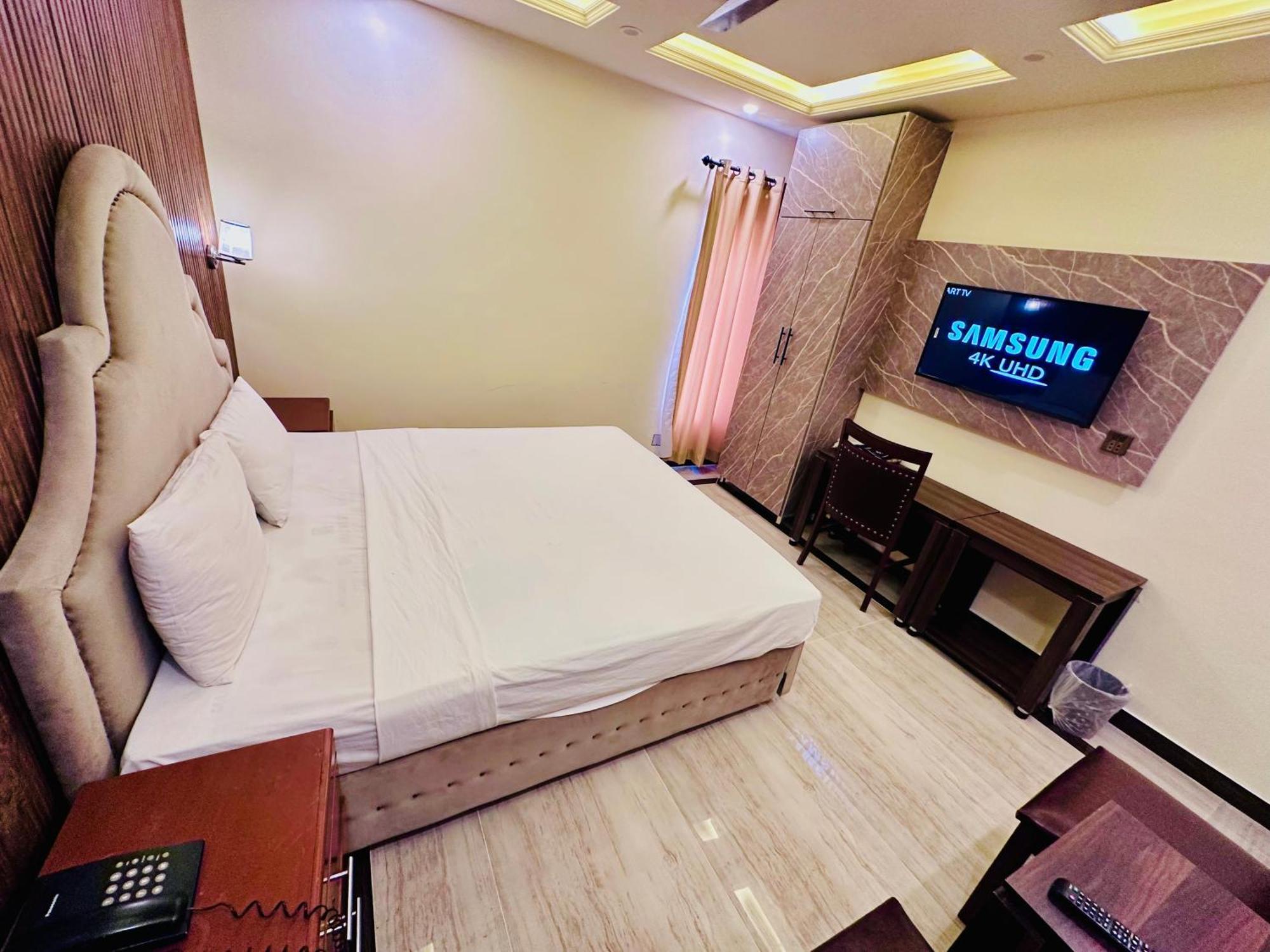Blue Moon Continental Hotel Islamabad Bagian luar foto
